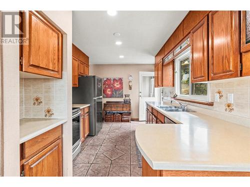 2002 36 Street, Vernon, BC - Indoor Photo Showing Kitchen With Double Sink