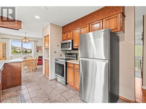 2002 36 Street, Vernon, BC - Indoor Photo Showing Kitchen