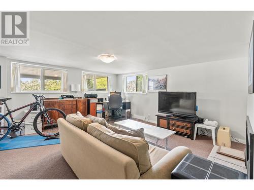 2002 36 Street, Vernon, BC - Indoor Photo Showing Living Room