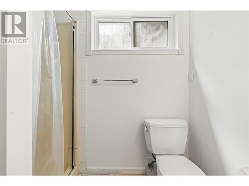 2002 36 Street, Vernon, BC - Indoor Photo Showing Bathroom