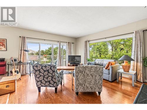 2002 36 Street, Vernon, BC - Indoor Photo Showing Living Room