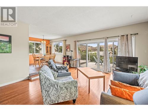 2002 36 Street, Vernon, BC - Indoor Photo Showing Living Room