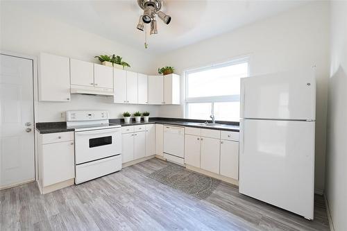 5768 Summer Street, Niagara Falls, ON - Indoor Photo Showing Kitchen With Double Sink