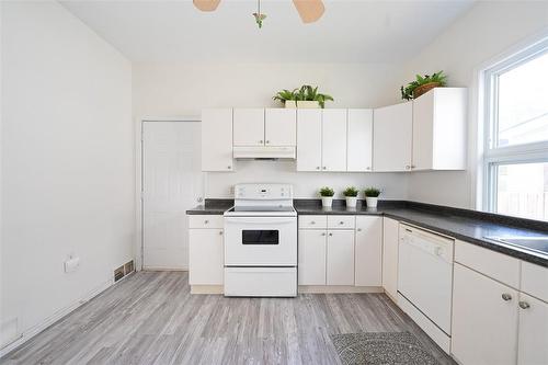 5768 Summer Street, Niagara Falls, ON - Indoor Photo Showing Kitchen