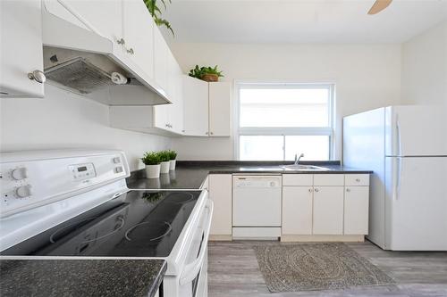 5768 Summer Street, Niagara Falls, ON - Indoor Photo Showing Kitchen