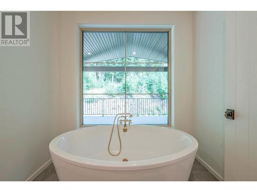 9963 Purcell Drive, Vernon, BC - Indoor Photo Showing Bathroom