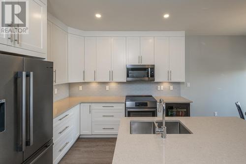 902 2425 Rowe Street, Prince George, BC - Indoor Photo Showing Kitchen With Upgraded Kitchen