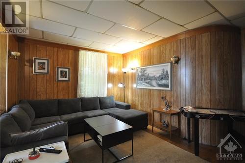 155 Beckwith Street N, Smiths Falls, ON - Indoor Photo Showing Living Room