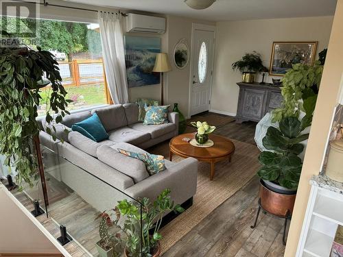 1616 68Th Avenue, Grand Forks, BC - Indoor Photo Showing Living Room