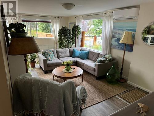 1616 68Th Avenue, Grand Forks, BC - Indoor Photo Showing Living Room