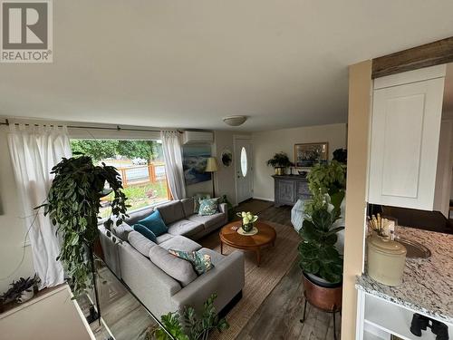 1616 68Th Avenue, Grand Forks, BC - Indoor Photo Showing Living Room