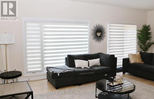 7197 Parsa Street E, Niagara Falls, ON - Indoor Photo Showing Living Room