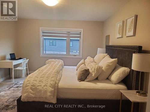 7197 Parsa Street E, Niagara Falls, ON - Indoor Photo Showing Bedroom