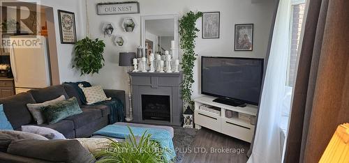 4509 Sussex Drive, Niagara Falls, ON - Indoor Photo Showing Living Room With Fireplace