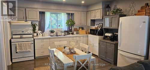 4509 Sussex Drive, Niagara Falls, ON - Indoor Photo Showing Kitchen With Double Sink