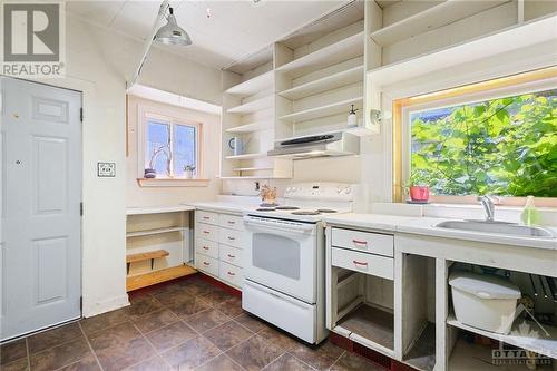 114 Queen Mary Street, Ottawa, ON - Indoor Photo Showing Kitchen