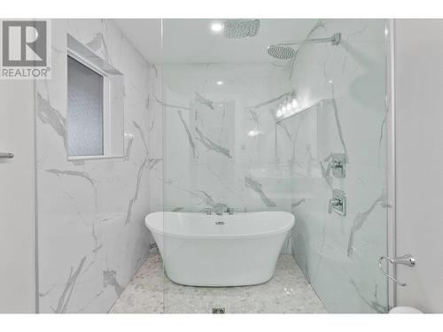 600 Thorneloe Road, Kelowna, BC - Indoor Photo Showing Bathroom