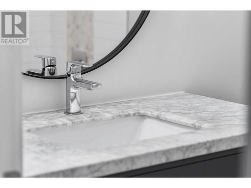 600 Thorneloe Road, Kelowna, BC - Indoor Photo Showing Bathroom