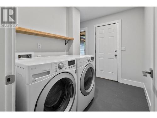 600 Thorneloe Road, Kelowna, BC - Indoor Photo Showing Laundry Room