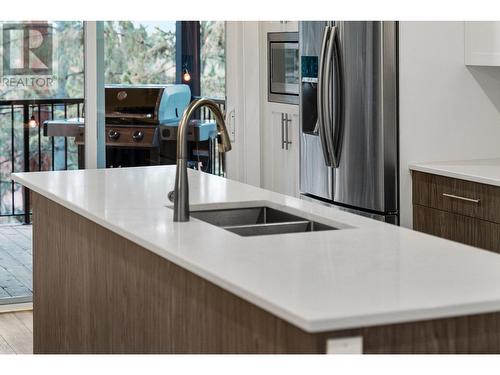 600 Thorneloe Road, Kelowna, BC - Indoor Photo Showing Kitchen With Double Sink