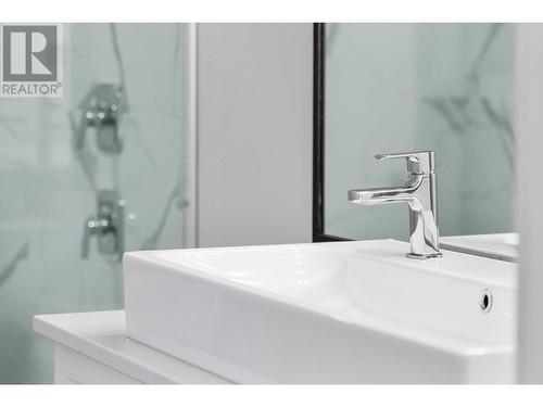 600 Thorneloe Road, Kelowna, BC - Indoor Photo Showing Bathroom