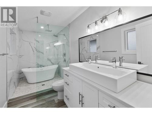 600 Thorneloe Road, Kelowna, BC - Indoor Photo Showing Bathroom