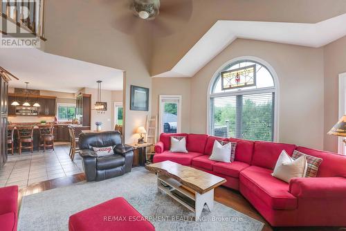 465 Carrie Avenue, Fort Erie, ON - Indoor Photo Showing Living Room