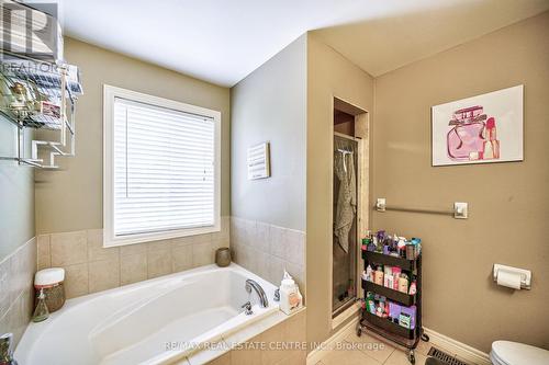 32 Cedarville Drive, Hamilton (Stoney Creek Mountain), ON - Indoor Photo Showing Bathroom