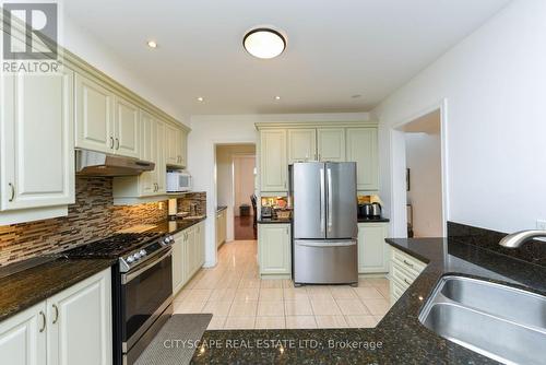 2522 Lyndhurst Drive, Oakville, ON - Indoor Photo Showing Kitchen With Double Sink