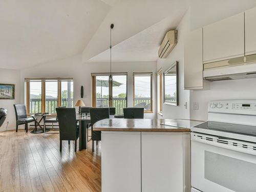 Overall view - 16-330 Rue De La Grande-Corniche, Sainte-Adèle, QC - Indoor Photo Showing Kitchen