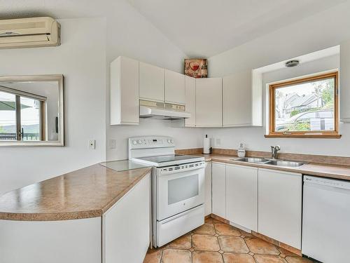 Kitchen - 16-330 Rue De La Grande-Corniche, Sainte-Adèle, QC - Indoor Photo Showing Kitchen With Double Sink