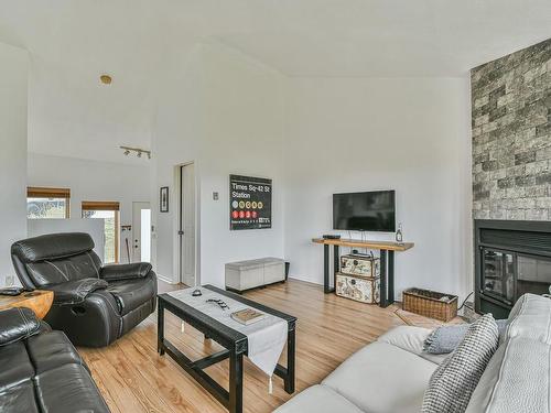 Living room - 16-330 Rue De La Grande-Corniche, Sainte-Adèle, QC - Indoor Photo Showing Living Room