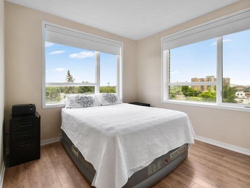 Master bedroom - 613-740 Av. Victoria, Saint-Lambert, QC - Indoor Photo Showing Bedroom