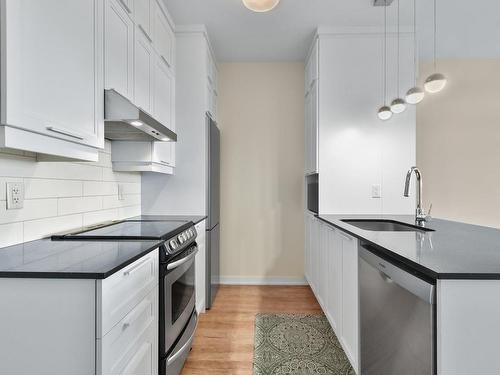 Kitchen - 613-740 Av. Victoria, Saint-Lambert, QC - Indoor Photo Showing Kitchen With Upgraded Kitchen