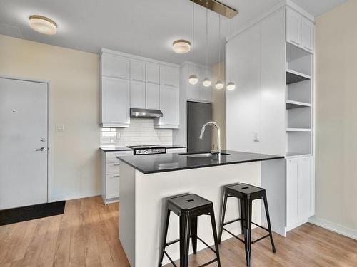 Kitchen - 613-740 Av. Victoria, Saint-Lambert, QC - Indoor Photo Showing Kitchen With Upgraded Kitchen