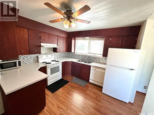 236 2Nd Avenue W, Spiritwood, SK - Indoor Photo Showing Kitchen With Double Sink