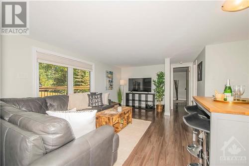 779 Bayview Drive, Ottawa, ON - Indoor Photo Showing Living Room