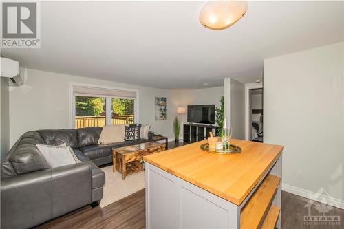 779 Bayview Drive, Ottawa, ON - Indoor Photo Showing Living Room