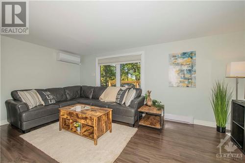 779 Bayview Drive, Ottawa, ON - Indoor Photo Showing Living Room