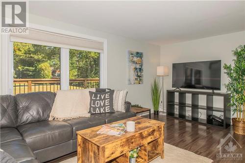 779 Bayview Drive, Ottawa, ON - Indoor Photo Showing Living Room