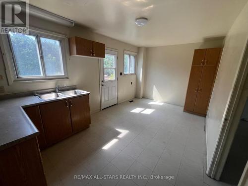 41 Maryknoll Avenue, Kawartha Lakes (Lindsay), ON - Indoor Photo Showing Kitchen With Double Sink