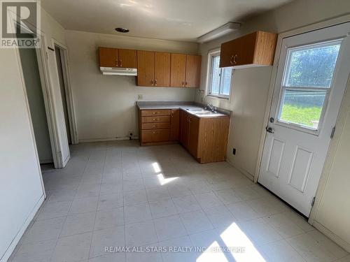 41 Maryknoll Avenue, Kawartha Lakes (Lindsay), ON - Indoor Photo Showing Kitchen