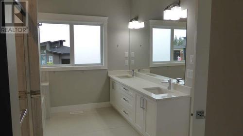 2590 Crown Crest Drive, West Kelowna, BC - Indoor Photo Showing Bathroom