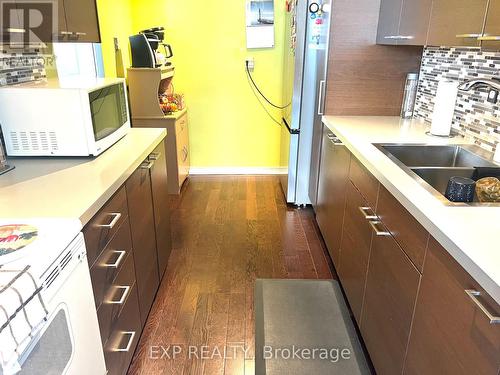 407 - 3120 Kirwin Avenue, Mississauga (Cooksville), ON - Indoor Photo Showing Kitchen With Double Sink