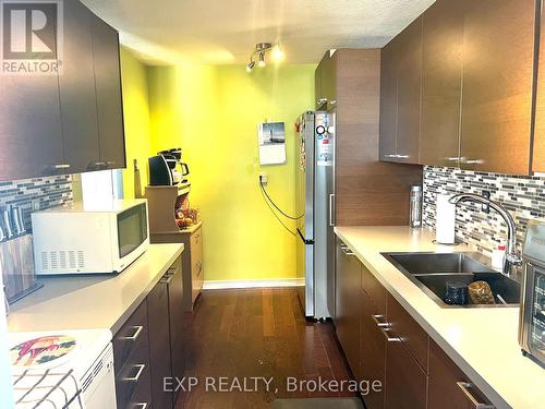 407 - 3120 Kirwin Avenue, Mississauga (Cooksville), ON - Indoor Photo Showing Kitchen With Double Sink