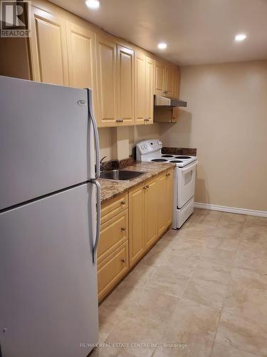 42 Ridgemore Crescent, Brampton (Fletcher'S Meadow), ON - Indoor Photo Showing Kitchen