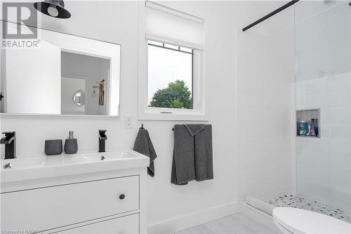 117 Hawthorn Lane, Eugenia, ON - Indoor Photo Showing Bathroom