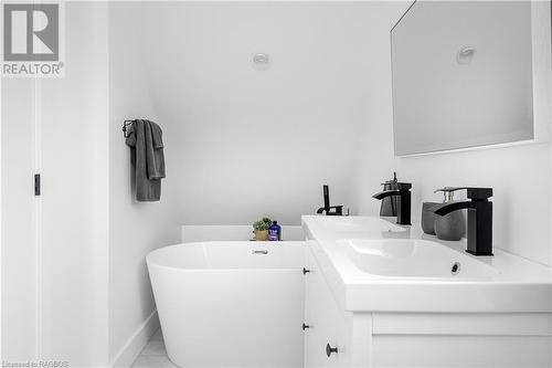 117 Hawthorn Lane, Eugenia, ON - Indoor Photo Showing Bathroom