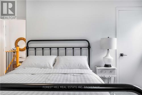 117 Hawthorn Lane, Grey Highlands, ON - Indoor Photo Showing Bedroom