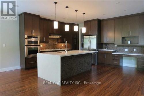 531 Jeanette Drive, Oakville, ON - Indoor Photo Showing Kitchen With Upgraded Kitchen